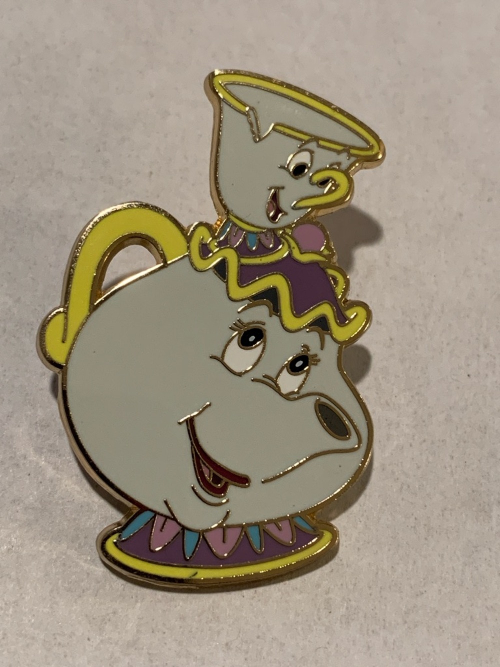 DISNEY DLP PARIS PIN MRS POTTS AND CHIP ON HEAD BEAUTY AND THE BEAST 120461